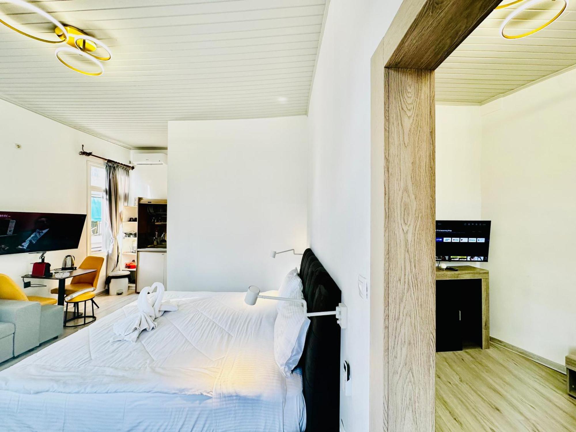 Travelers Luxury Suites, Studios & Apartments Corfu  Eksteriør billede