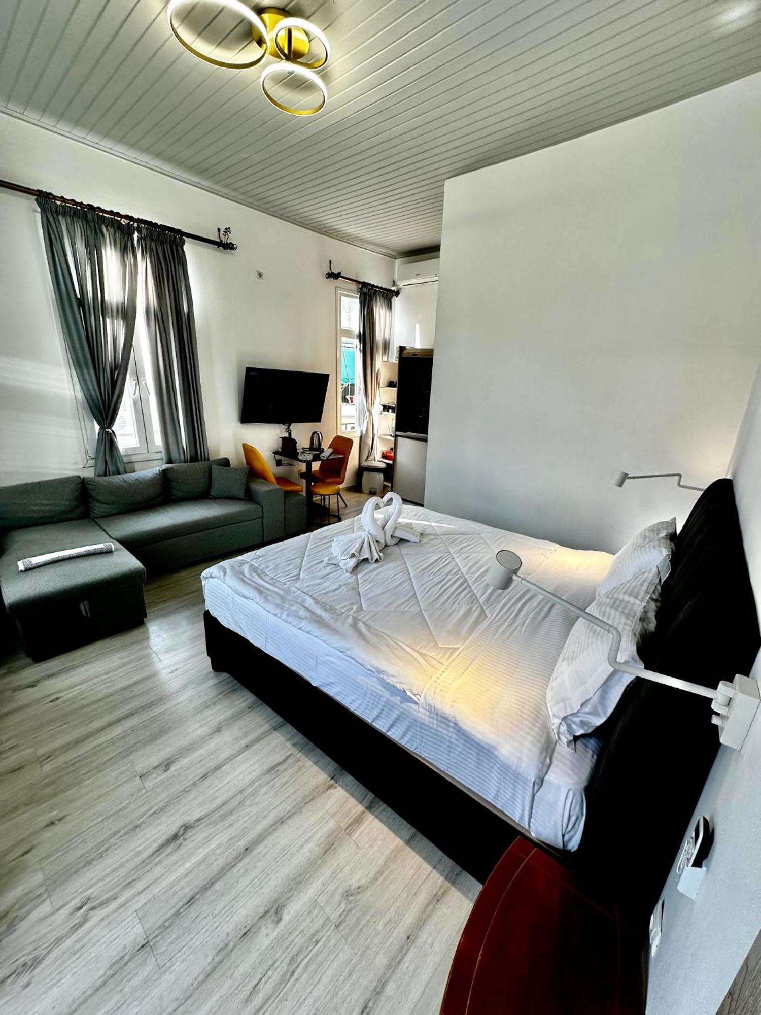 Travelers Luxury Suites, Studios & Apartments Corfu  Eksteriør billede